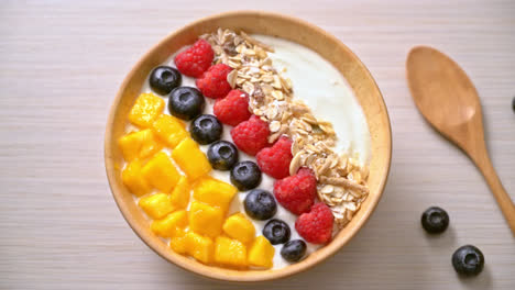 Tazón-De-Yogur-Casero-Con-Frambuesa,-Arándano,-Mango-Y-Granola---Estilo-De-Comida-Saludable