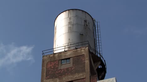 Tanque-De-Agua-En-La-Azotea-En-Detroit,-Michigan,-Ee