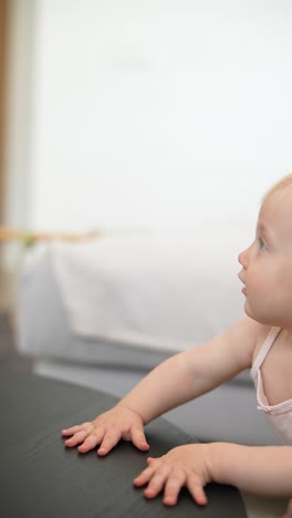 niña aprendiendo a estar de pie en una mesa