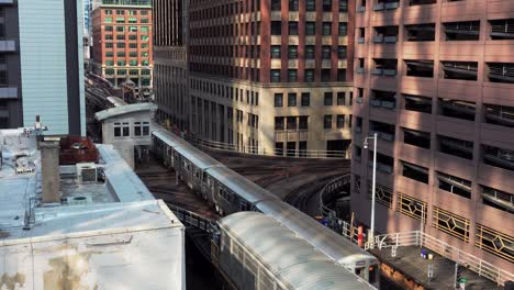 u-bahn fährt durch ein stadtzentrum mit hohen gebäuden in chicago