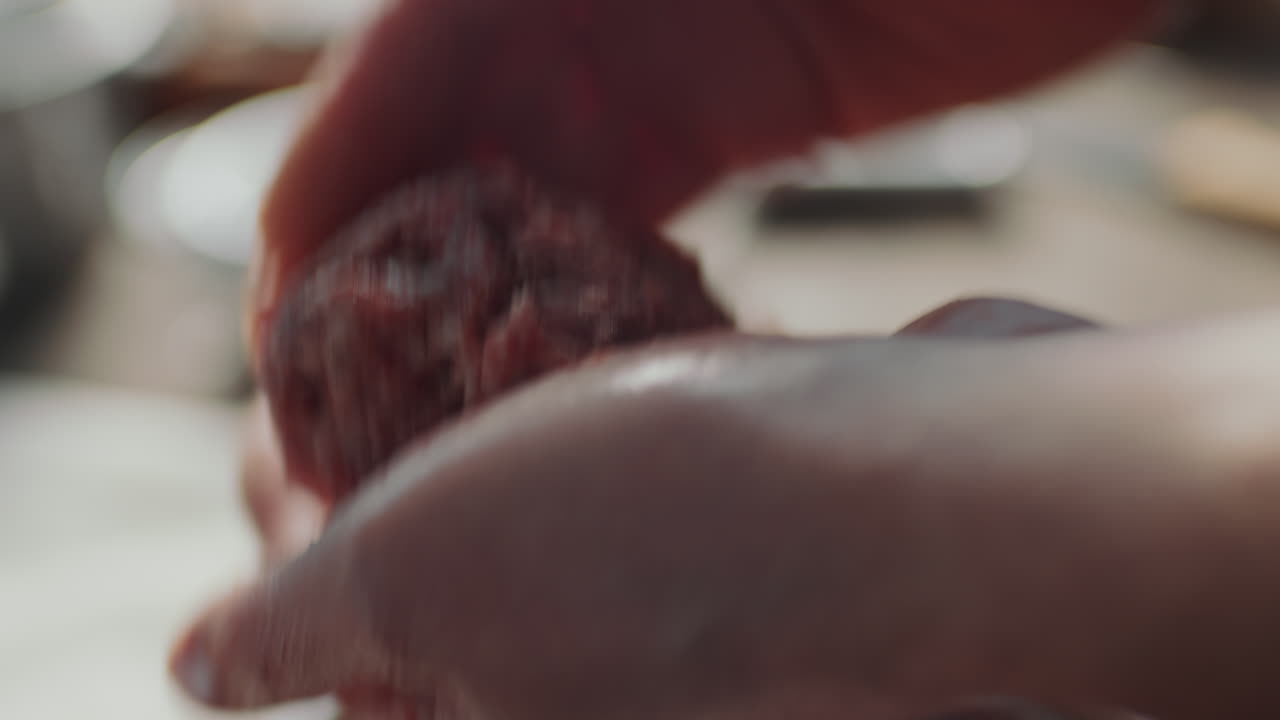 손으로 키트볼을 만드는 것