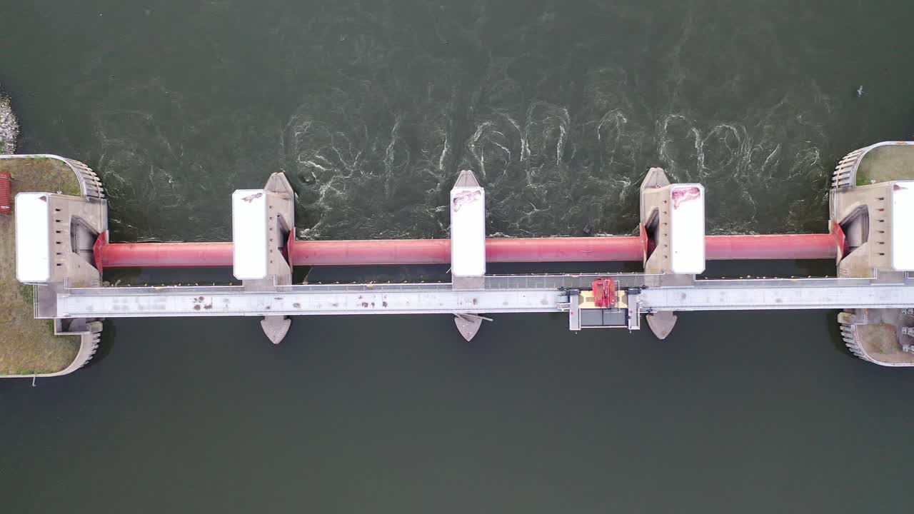 vista aérea de una presa hidroeléctrica