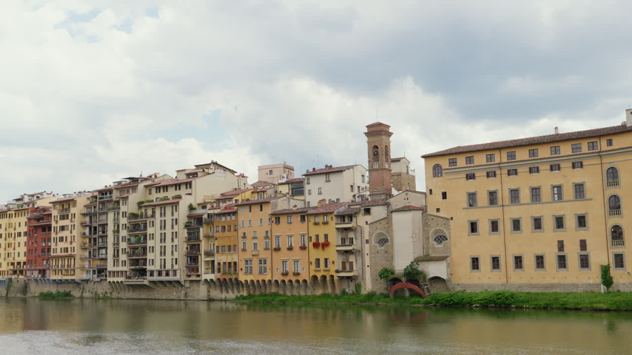 Vista panoramica degli edifici storici di Firenze lungo il fiume Arno