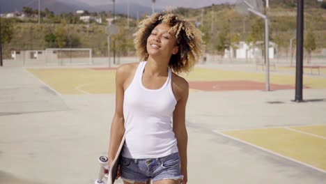 Female-skaters-enjoying-sun-on-her-face