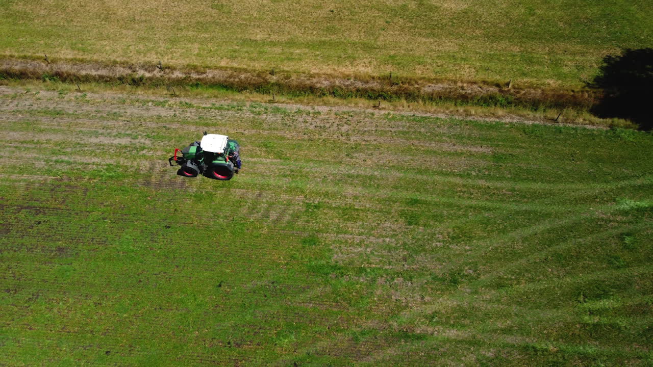 에서 일하는 농장 트랙터