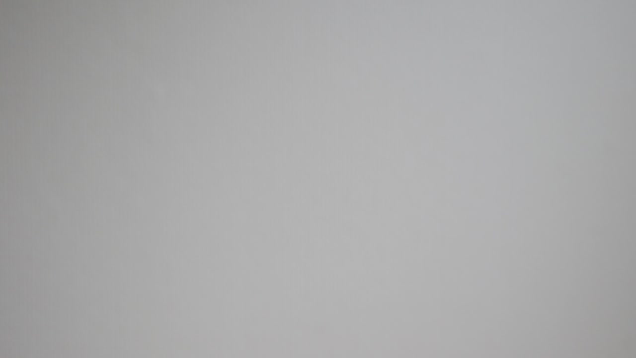 toma de algunos billetes de banco cayendo a través del