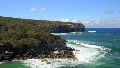 Immergrüne-Küstenklippen-Mit-Schäumenden-Wellen-Im-Royal-National-Park-In-Sydney,-New-South-Wales,-Australien