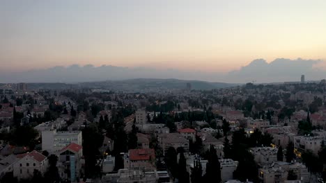 Tiro-Aéreo-Sobre-El-Barrio-De-Jerusalén-Nachlaot-Al-Atardecer,-Israel