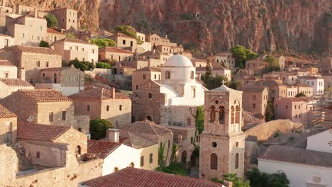 Vista-Aérea-De-Una-Iglesia-Ortodoxa-Griega-Con-Cúpula-En-Monemvasia