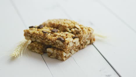 barras de granola con fondo de madera de frutos secos