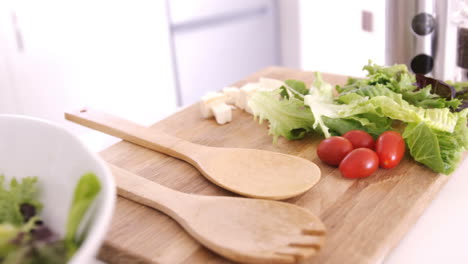 un primer plano de una preparación de ensalada