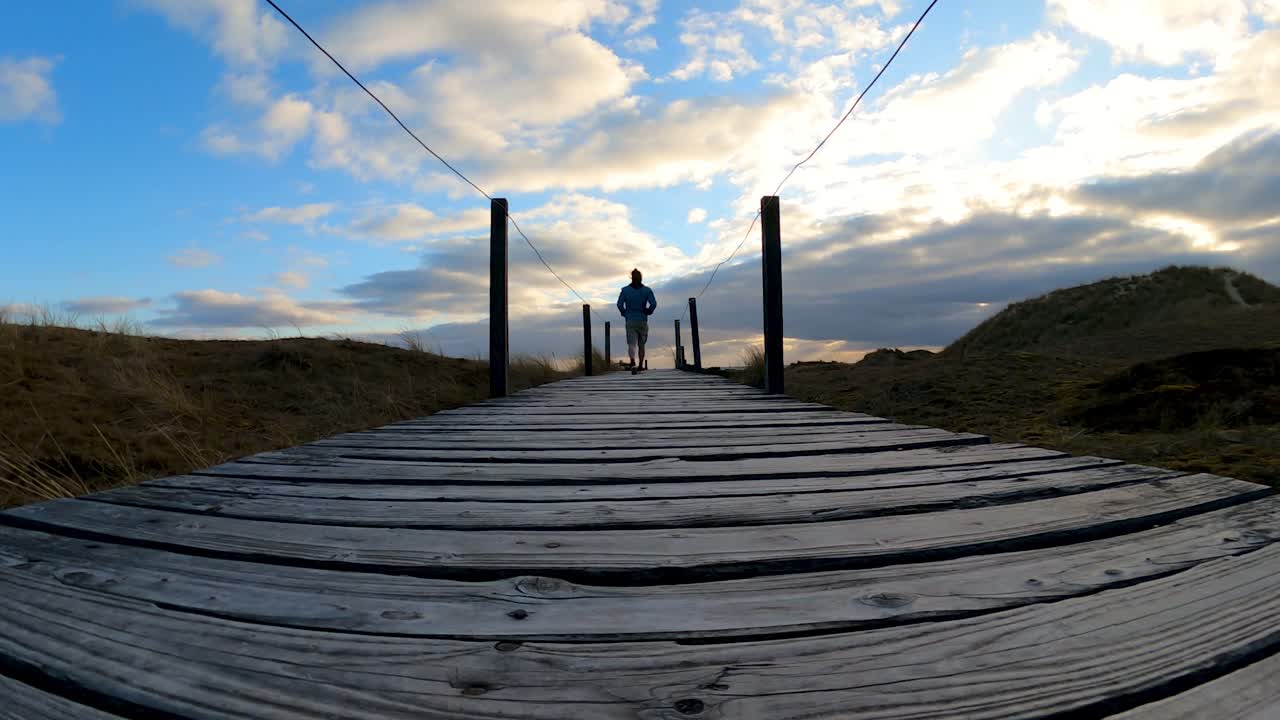 지나가는 젊은 남자, 정적 샷