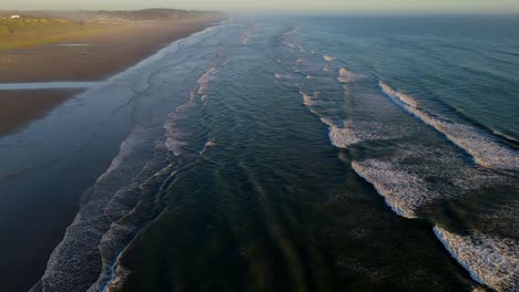 Hermosa-Toma-Aérea-Sobrevolando-Las-Olas-Del-Océano-Pacífico-Con-Una-Playa-De-Arena-En-El-Noroeste-Del-Pacífico-Ubicada-En-El-Estado-De-Washington,-Ocean-Shores