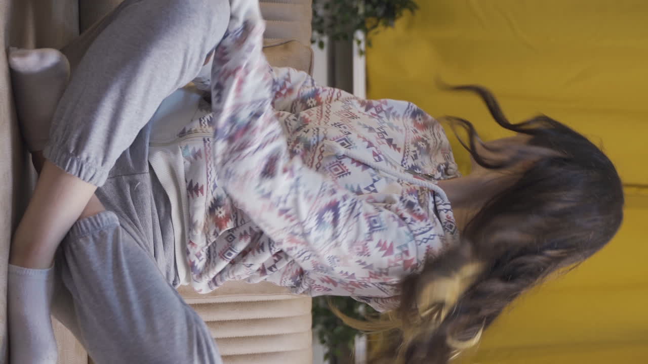 вертикальное видео ночью дома, параноидальная молодая женщина мечтает в своей голове и боится.