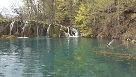 les cascades et les lacs turquoise du parc national de plitvice en croatie