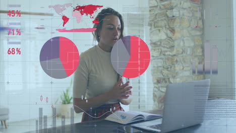 animación del procesamiento de datos financieros sobre una mujer biracial usando una computadora portátil