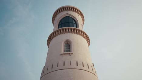 Icónico-Sur,-Faro-De-Omán-Contra-El-Telón-De-Fondo-Costero