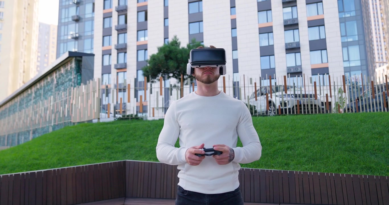 Giovane uomo immerso in un gioco di realtà virtuale con controller