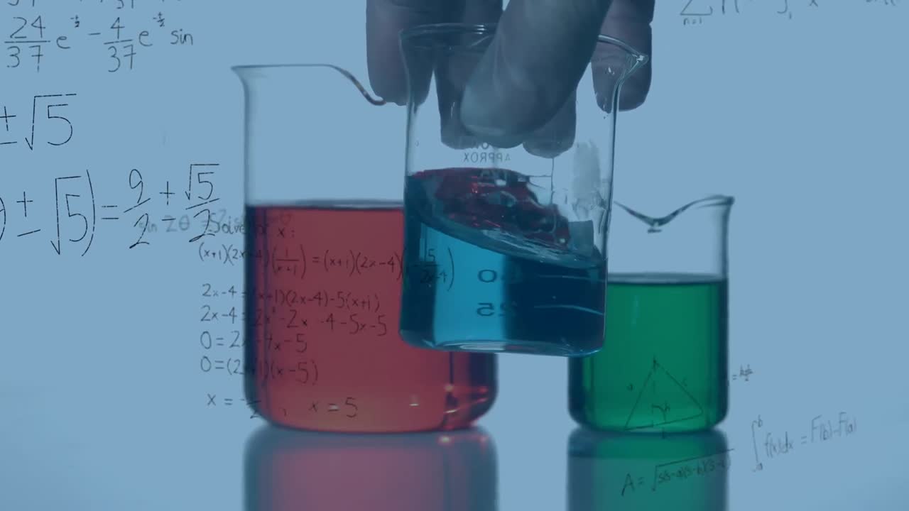 animación de fórmulas matemáticas sobre el científico en el laboratorio