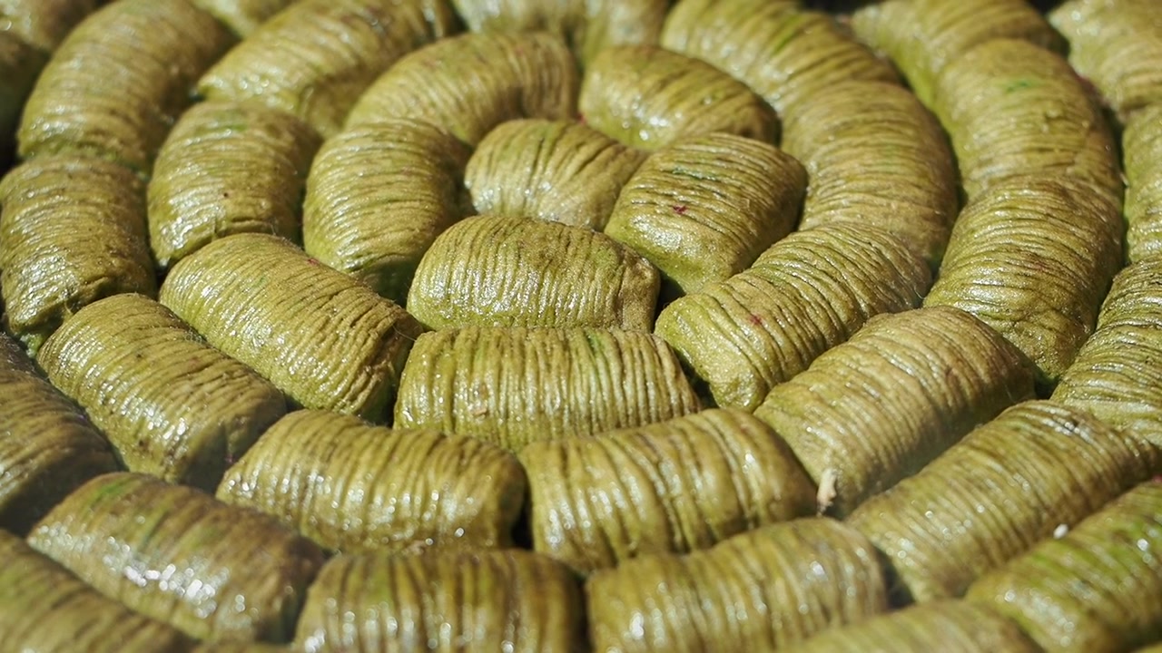 Primo piano di tradizionali involtini di baklava al pistacchio