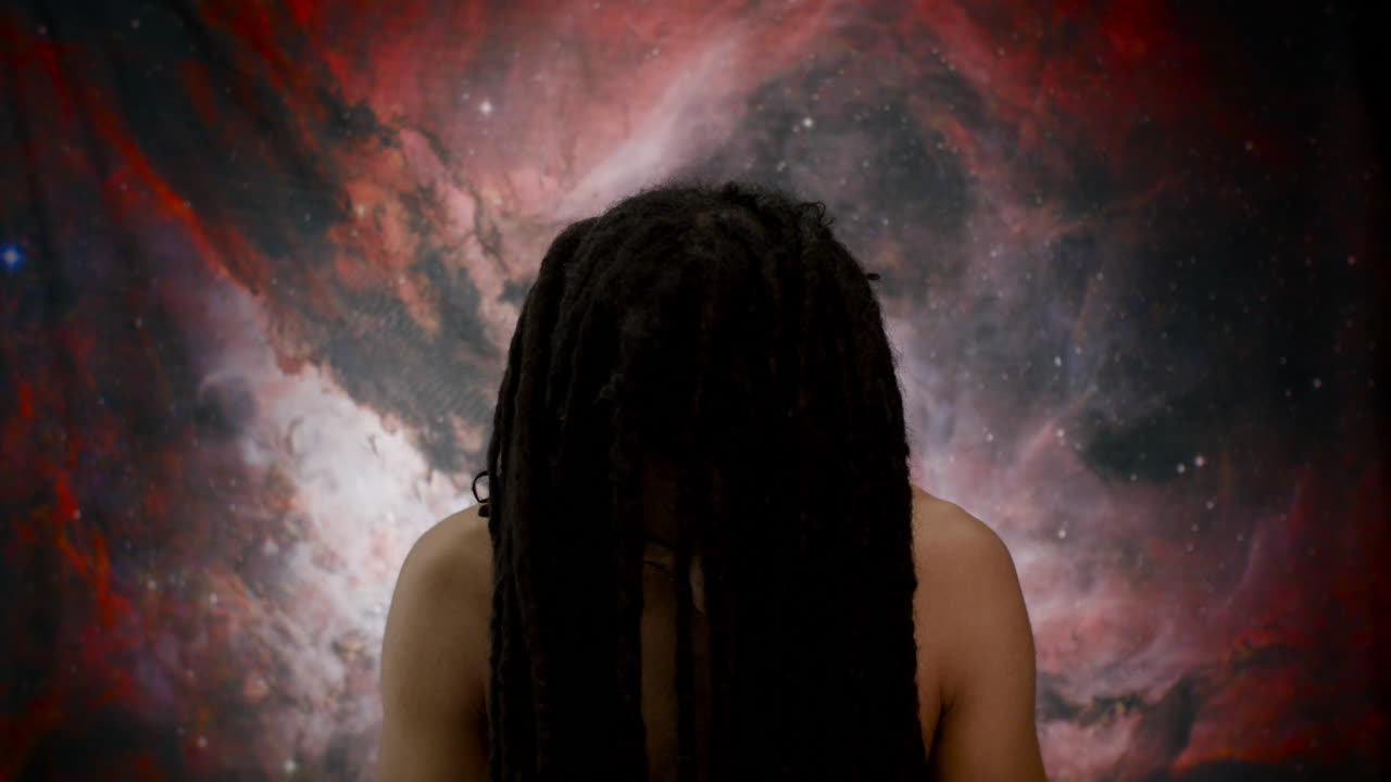 preparando el heredero para la sesión de fotografía con un modelo afro-español