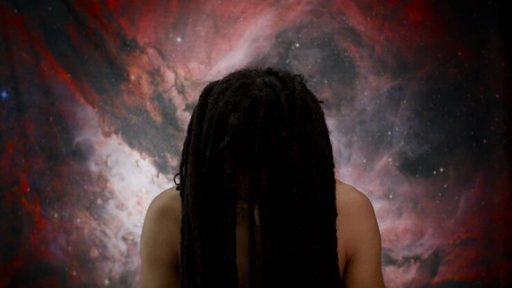 Sistemazione dei capelli per la preparazione di una sessione fotografica con un modello maschile afro-spagnolo.