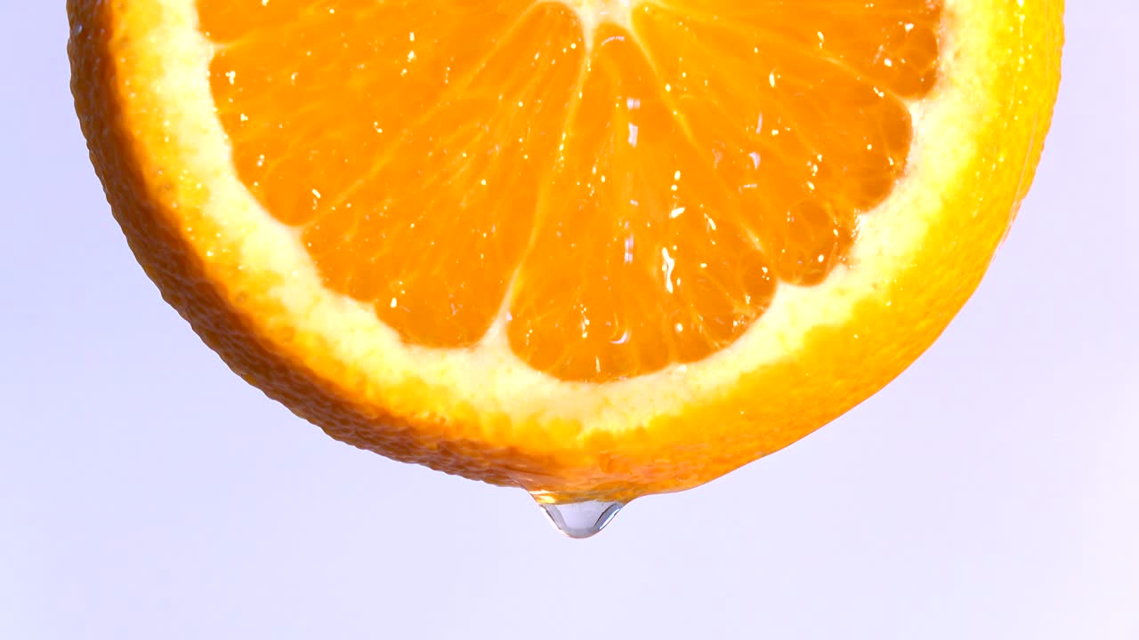 오렌지 조각에 물이나 기름을 떨어뜨리는 식단과 건강한 음식에 대한 과일