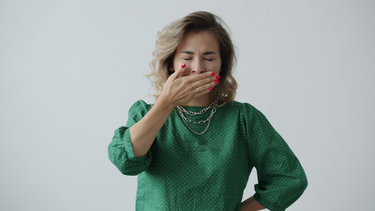 mujer con diferentes expresiones