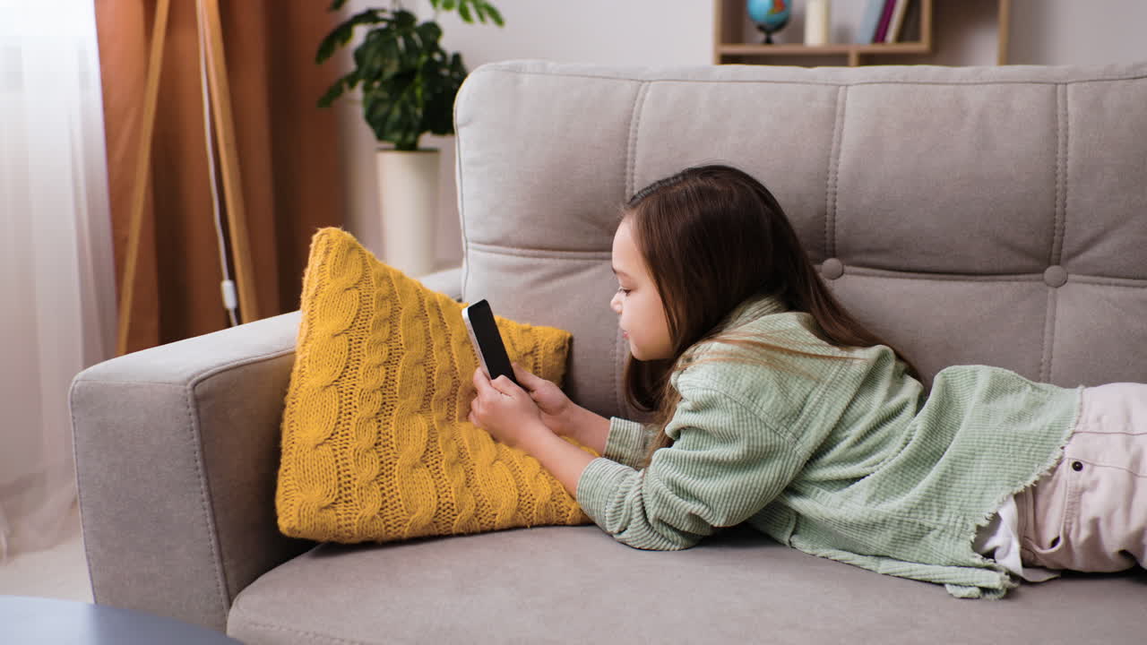 집에 있는 작은 소녀