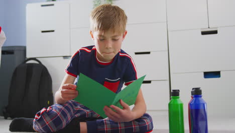 Junge-Im-Schlafzimmer-Macht-Karte,-Um-Geburtstag-Oder-Muttertag-Zu-Feiern