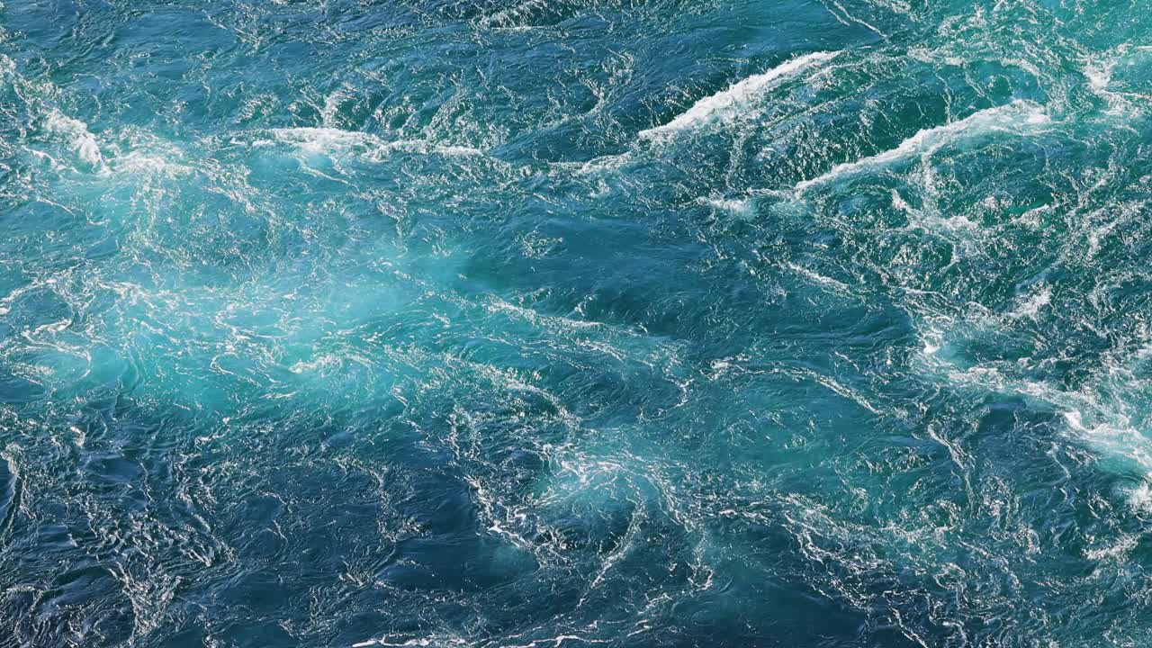 Onde azzurre dell'acqua del fiume e del mare si incontrano durante l'alta e la bassa marea