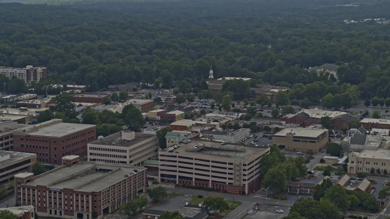 marietta georgia aérea v8 panorámica derecha del hospital y el bosque - dji inspire 2, x7, 6k - agosto de 2020