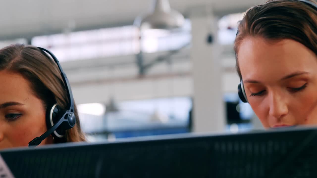 equipo de negocios que trabaja en el centro de llamadas