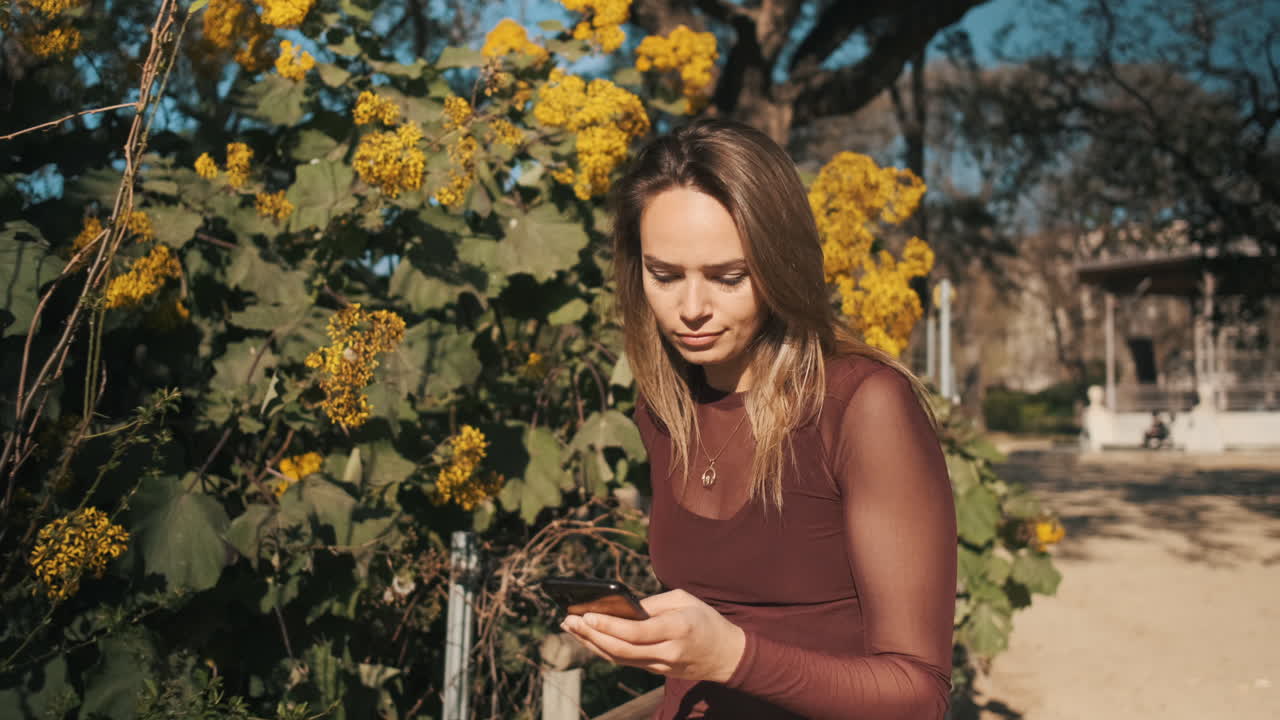 스마트폰을 신중하게 사용하는 여성.