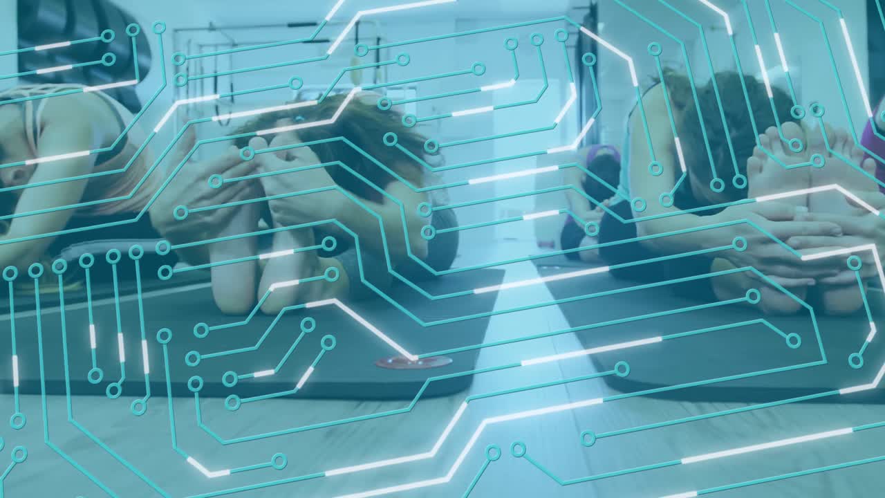 체육관에서 요가를 연습하는 다양한 건강한 여성 그룹에 대한 마이크로 프로세서 연결의 애니메이션