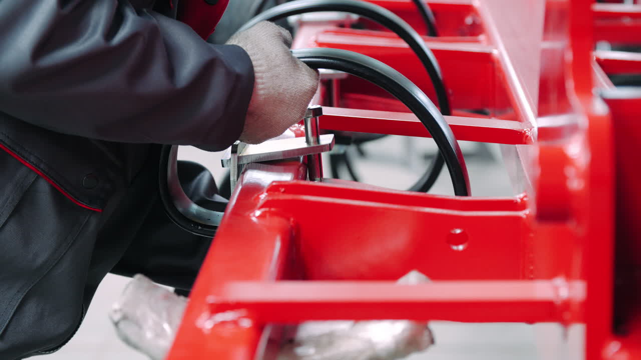 ensamblaje manual de unidades industriales en talleres de fábrica. ensamblador de unidades trabajando