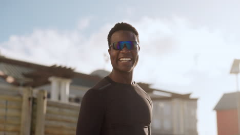 sonrisa, músculo e invitar con un hombre negro deportivo
