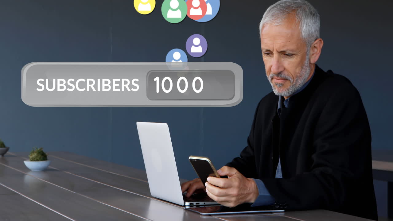 4k 가입자를 위해 그의 전화를 확인하는  ⁇ 은이