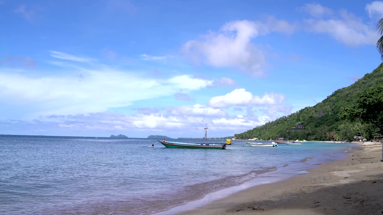바다 연안, 배는 산들 사이에서 파도에 떠다닙니다.
