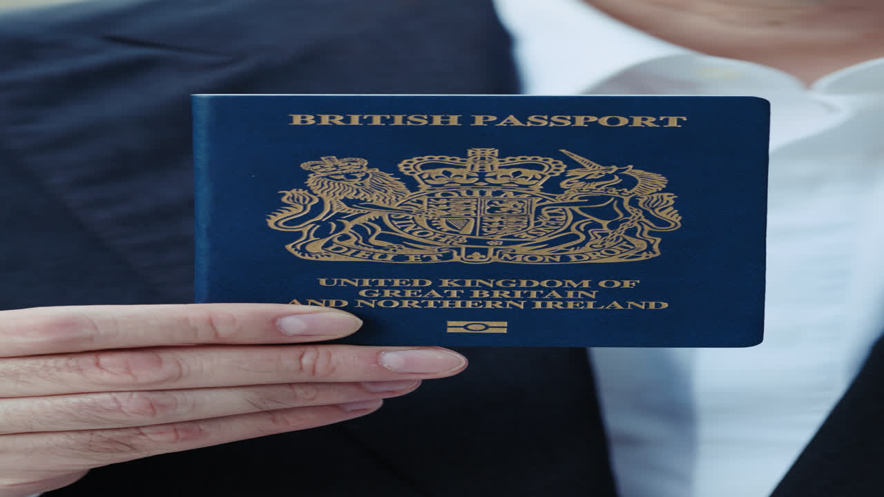 Osoba držící britský pas