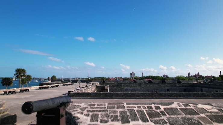 Vista aerea di un cannone sulle mura del Castillo De San Marcos, nella soleggiata St.