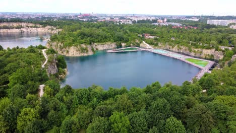 la piscina natural de la cantera de zakrzowek en cracovia, polonia - toma aérea de un dron