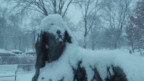 Pequeña-Estatua-De-Nell-En-Tormenta-De-Nieve