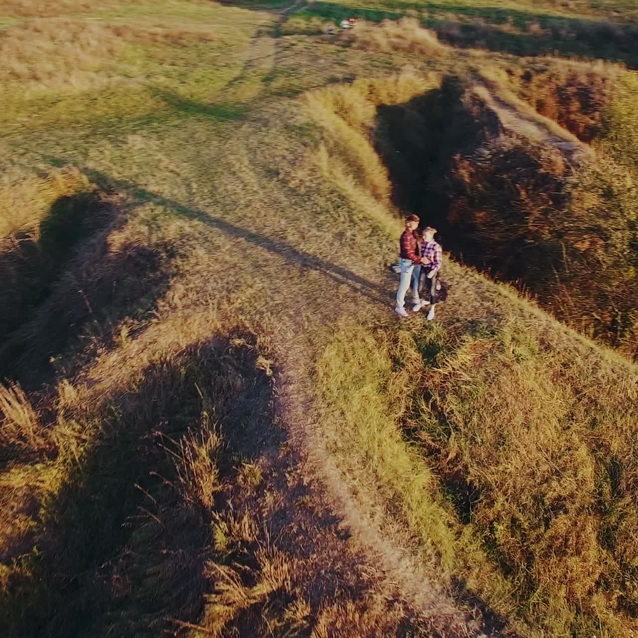 pareja feliz divirtiéndose al aire libre