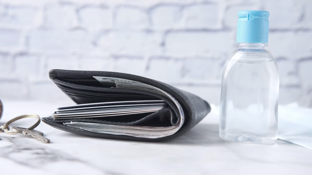 지갑, 손 소독제, 열