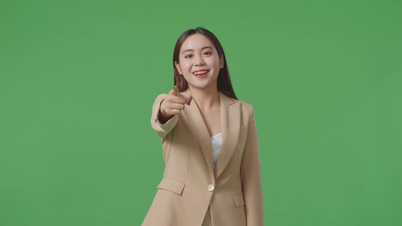 카메라를 가리키는 여자