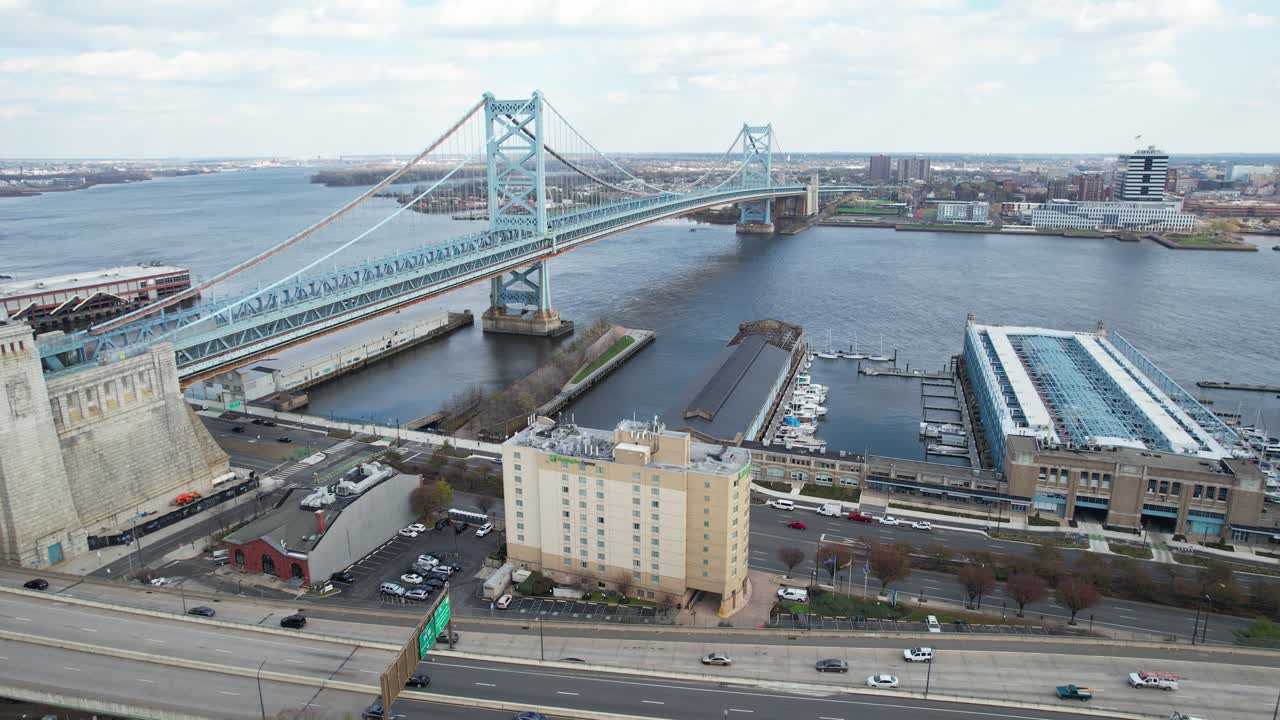 Traffico sulla I-95 poco prima del ponte Ben Franklin a Filadelfia, Pennsylvania
