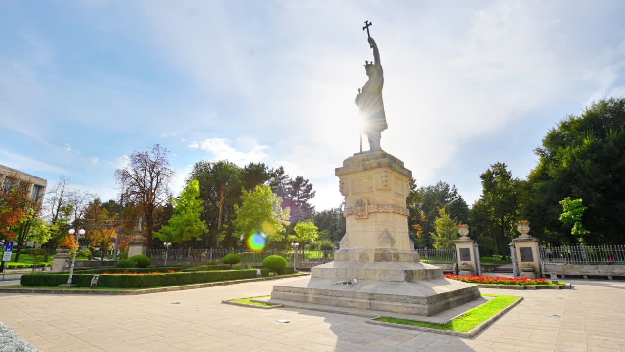 Vista del monumento a Esteban el Grande, ubicado cerca del parque central de Chisináu, Moldavia, con flores y vegetación