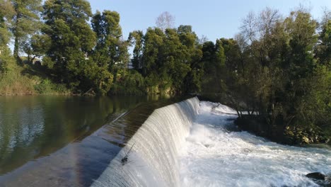 una vista aérea de una cascada