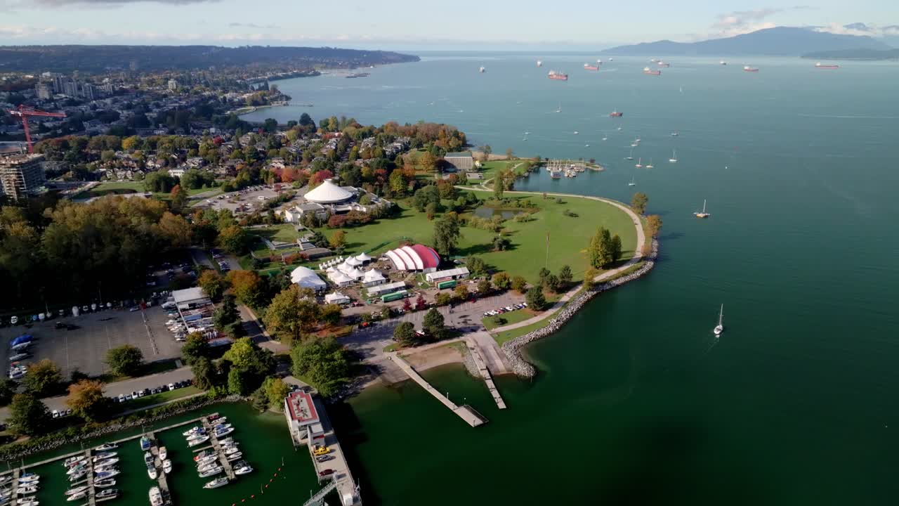 캐나다 브리티시주 밴쿠버에 있는 잉글랜드 만 연안에 있는 바니어 파크 (vanier park) 에 있는 버러드 스트리트 다리가 공개됐다.